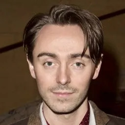 David Dawson 飾演 Owen Lassiter