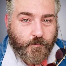 Theodore Bouloukos 飾演 Chuck Poleen