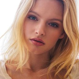 Isabella Farrell 飾演 Kimmy