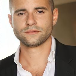 Ray Fonseca 飾演 Chris