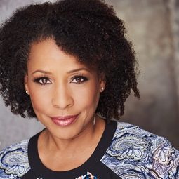 Crystal Bush 飾演 Teacher