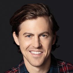 艾利克斯·莫法特 - 蘇西的秘密演員 飾演Hayden Powers