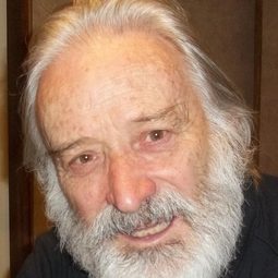 Walter Rey 飾演 Padre de Mario