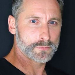 Edwin Wright 飾演 Gunga