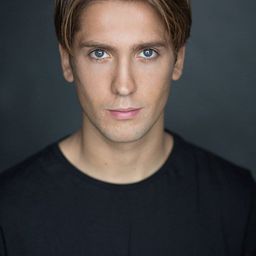 Jamie Bacon 飾演 Wayne