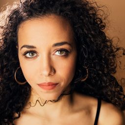 Alanna Saunders 飾演 Tiger Lily