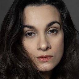 Adila Bendimerad 飾演 