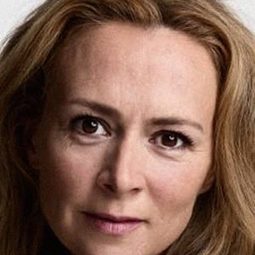 美娜杜絲迪 飾演 Helene