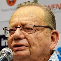 Ruskin Bond 飾演 Man at Bar