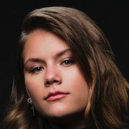 Lia McHugh 飾演 Mia