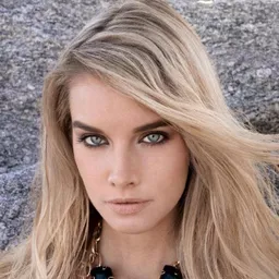 Emily Maddison 飾演 Pretty Hostess in Bar