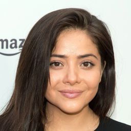 特蕾莎·魯伊斯 飾演 Abril Escobedo