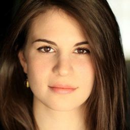 Amelia Rose Blaire 飾演 Christa Richmond