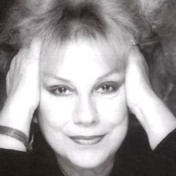 Paola Lelio - 金色大門演員 飾演Italian Emigrant (voice)