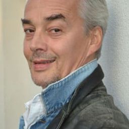 Bernhard Majcen 飾演 Gäste Weinlese