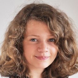 夏恩·艾葛拉 - 我們都是一家人演員 飾演Juliette