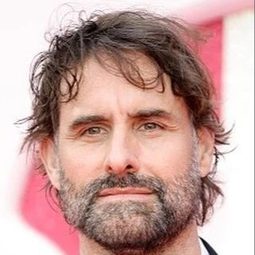 Andrew Wyatt 飾演 Pop Guitar Player