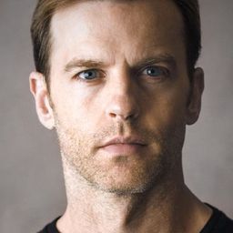 Trevor St. John 飾演 Phillip Van Horn