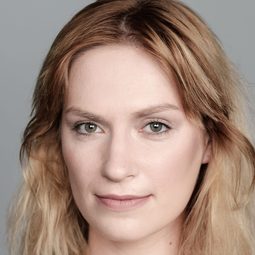 卡塔芝娜·歐比津斯卡 - 率性女神演員 飾演Xymena Zaniewska