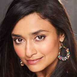 Chriselle Almeida 飾演 Chris