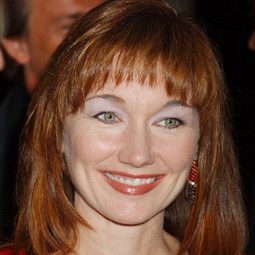 拉里懷特 飾演 Bettina Peterson