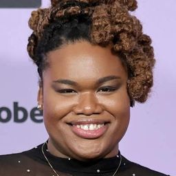 Jari Jones 飾演 Naima