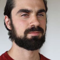 Yiannis Logothetis 飾演 Kieran