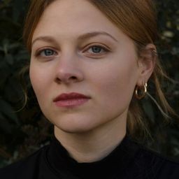 Alexandra Schmidt 飾演 Anna