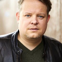 Roland Wolf 飾演 Mr. Reuter