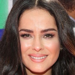 Danna García - Heaven In Your Eyes演員 飾演Angélica María