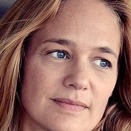 Sonsee Neu 飾演 Richterin