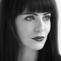 Olivia Cowley 飾演 Moyna