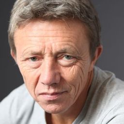 Denis Jousselin 飾演 Raymond