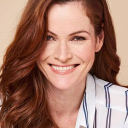 Selina Giles 飾演 Mother Stuart