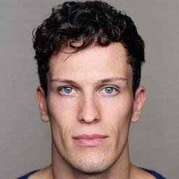 Wil Coban 飾演 Private Tommy Cooper