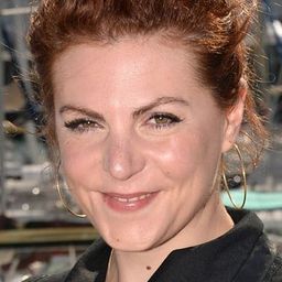 Anne-Elisabeth Blateau 飾演 Emma