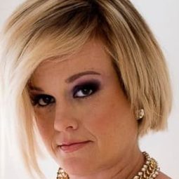 Terra Jolé 飾演 Teddy