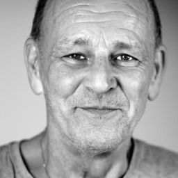 Andrei Finți 飾演 Yili Pinari