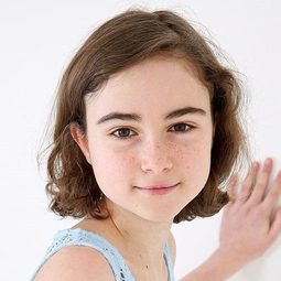 Inez Curro 飾演 Basketball Girl