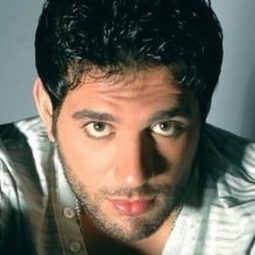 哈桑·艾爾拉達德 - Mama's Boy演員 飾演بشخصيته الحقيقية