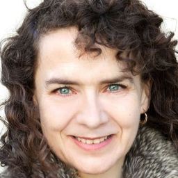 Michelle Archer 飾演 Police Controller