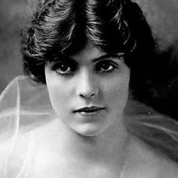 Marie Mosquini 飾演 Madame Gobin