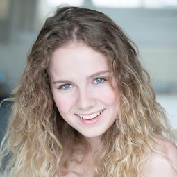 Daniah De Villiers 飾演 Mia Owen