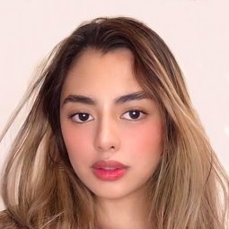 Denise Esteban 飾演 Ann