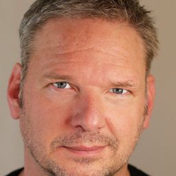 Tom Kiesche 飾演 Detective Bill Hansen