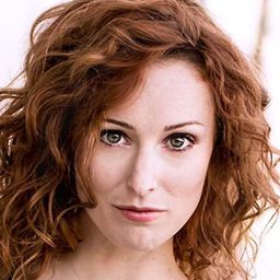 Carrie-Lynn Neales 飾演 Lt. Briggs