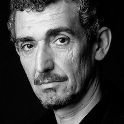 Ángel Solo 飾演 Older policeman