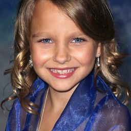 Livvy Stubenrauch 飾演 Young Anna (voice) (archive sound)