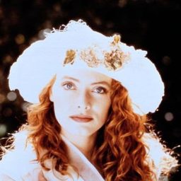 Emilia Crow 飾演 Judge Chelsea Walker