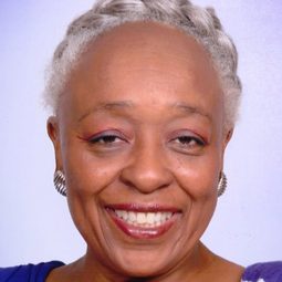 Louisa Abernathy 飾演 Ms Ella